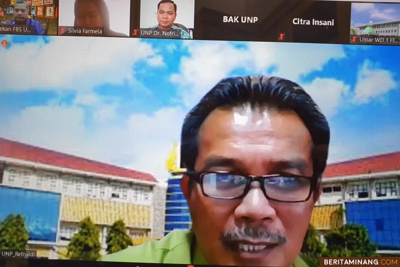 Rektor Universitas Negeri Padang yang diwakili oleh Wakil Rektor I Dr. Refnaldi, M.Litt. menyerahkan mahasiswa peserta Program Kampus Mengajar secara virtual pada Kamis (1/4).